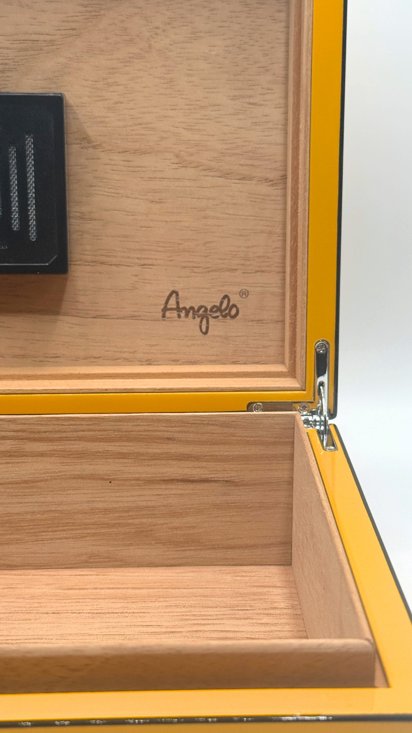 Humidor Brebbia laccato giallo
